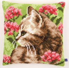 Набір для вишивки хрестиком "Подушка "Кішка в квітковому полі""